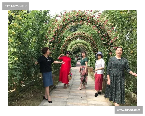 谷爱凌与好友聚会甜美微笑穿格子连衣裙展现青春活力与友谊温馨时光